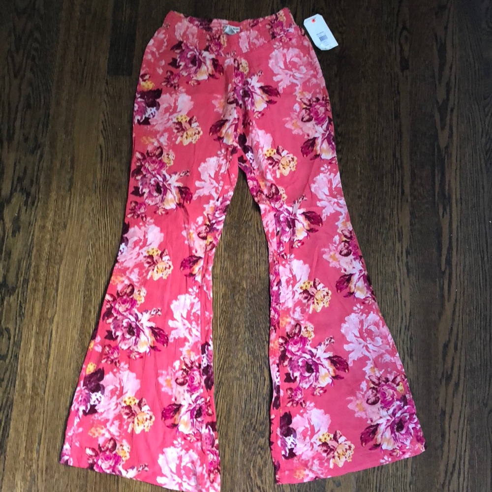 NWT! Billabong bellbottom printed pants!
